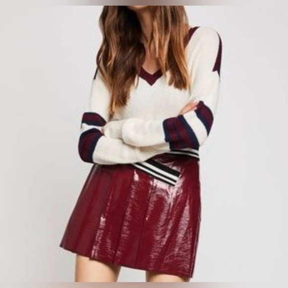 BCBGeneration Patent Faux Leather Pleated Mini Varsity Maroon Skirt Sz 6 K-Pop - Picture 9 of 10